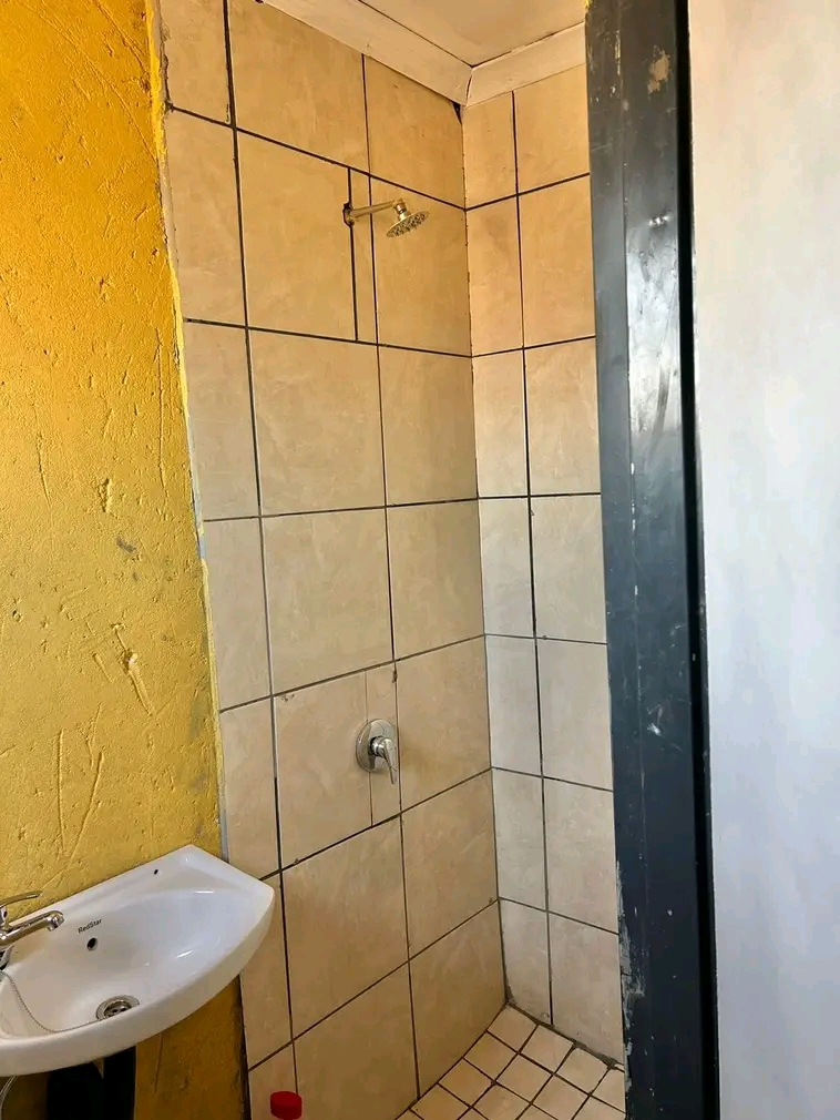 Bechelor available. r3000 rent. r2500 deposit  in Clayville