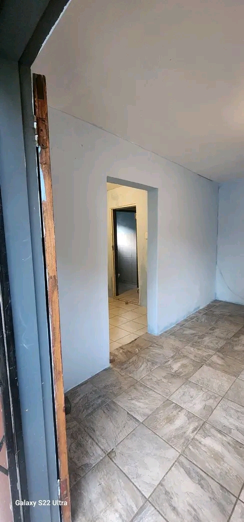 A 2 room house available
rent r3700
deposit  in Lombardy west