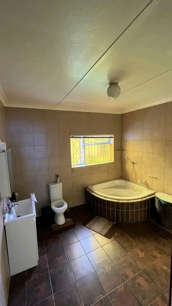 3 bedroom house to rent. 3 bedrooms tiled
ma  in Boksburg