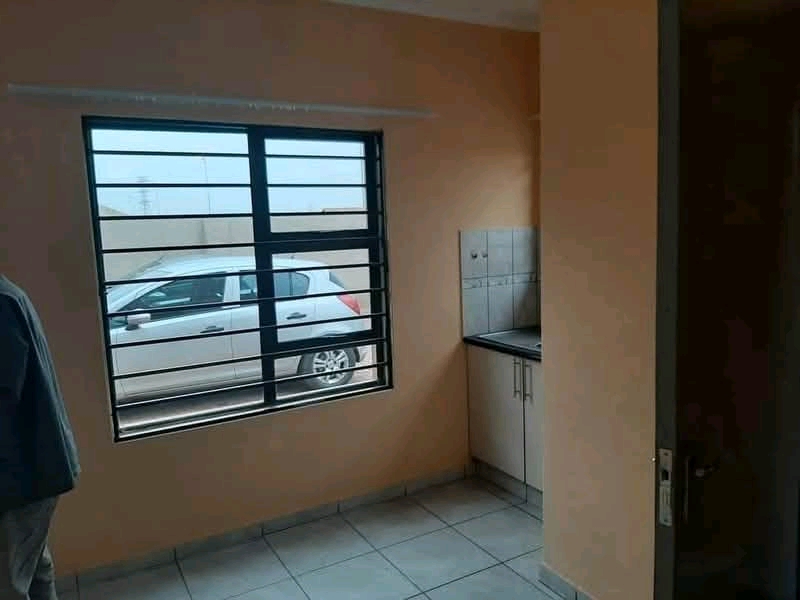 Neat open room accommodation in close   proxi  in Vosloorus