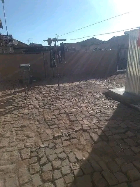 Garage size room available @hospital view sam  in Tembisa