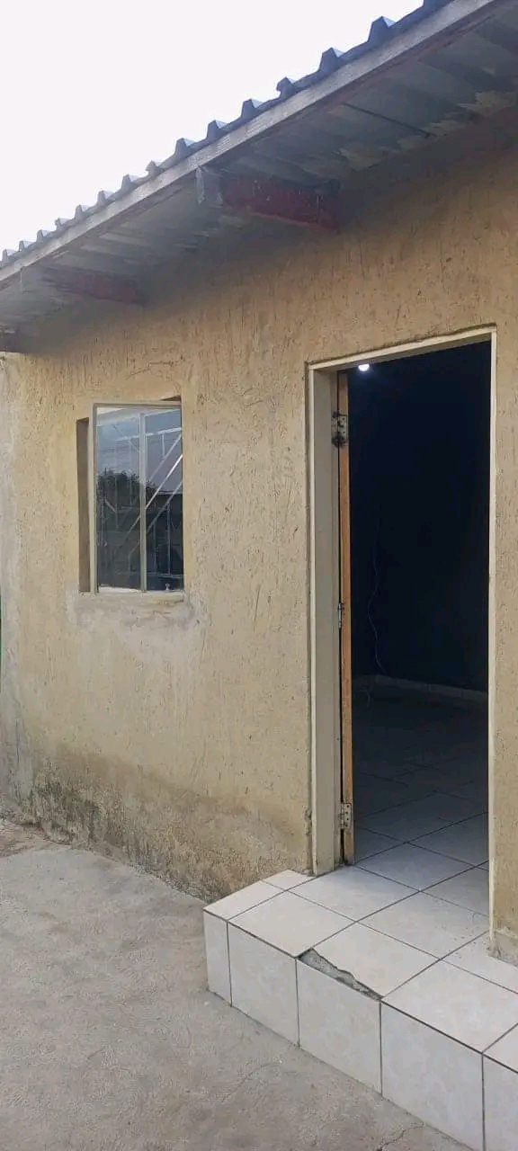 Standard room available at zone 6 rent r1000*  in Meadowlands