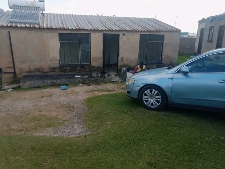 2 room to rent available
-tiled and has no c  in Difateng