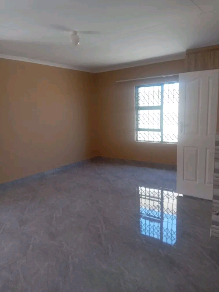 Bachelor available tlamatlama extension r4000  in Tembisa