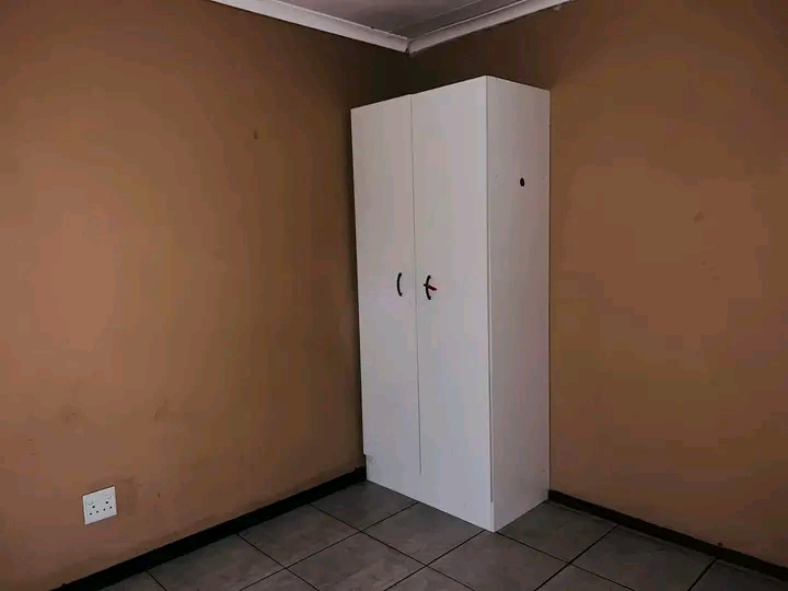 3 bedroom flat for sharing in cbd (the oaktre  in Kempton Park