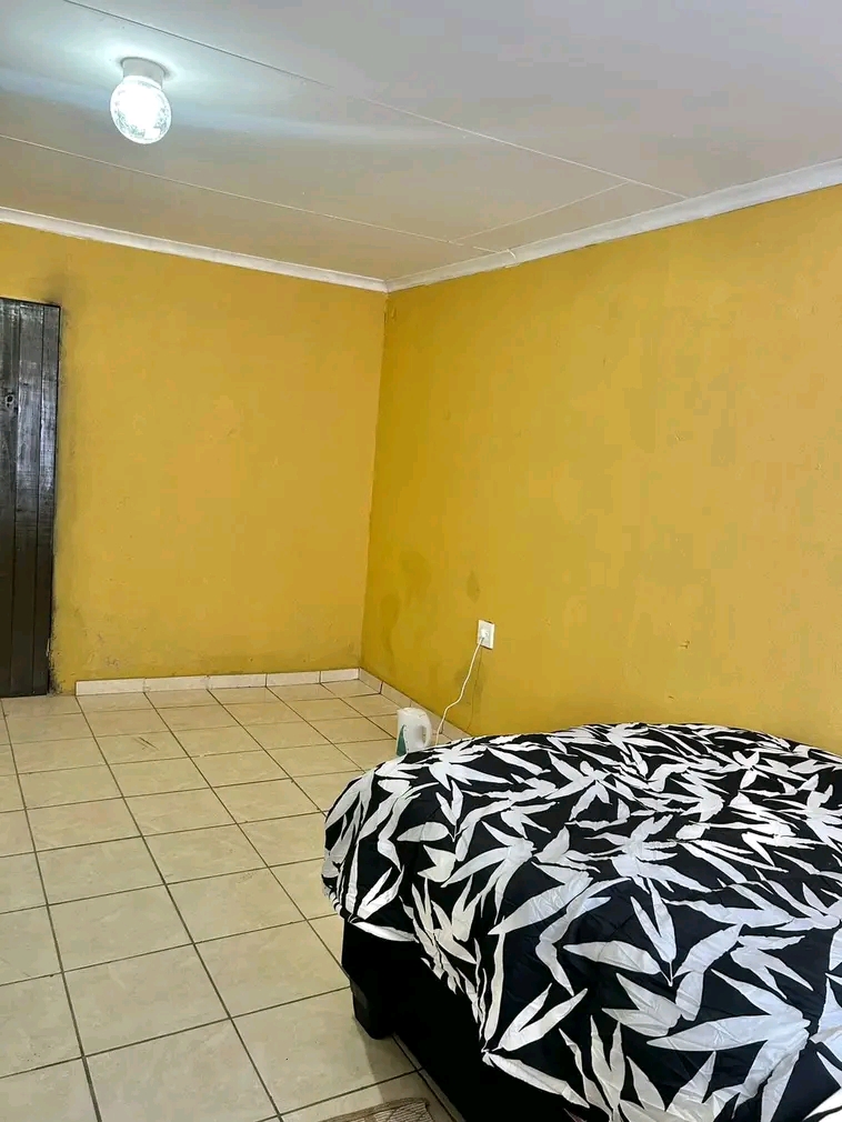 Bechelor available. r3000 rent. r2500 deposit  in Clayville