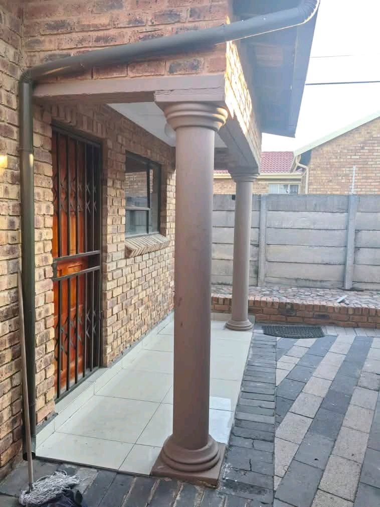 1 bedroom cottage 
r4600 pm
r4600 split 
�  in Norkem Park