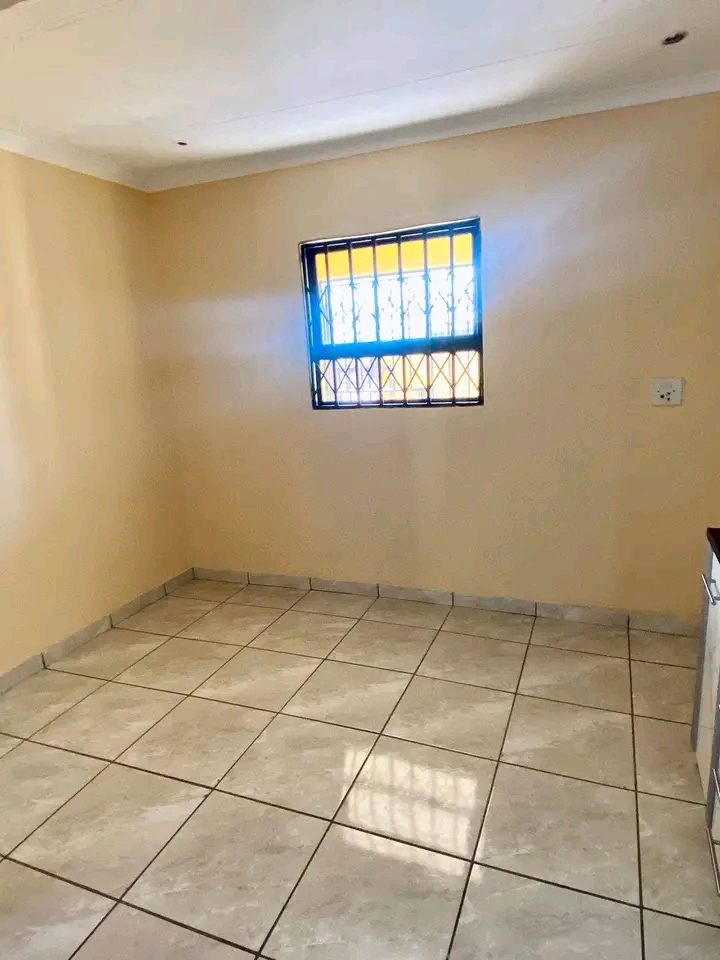 House to rent in eastfield
asked price : r50  in Vosloorus