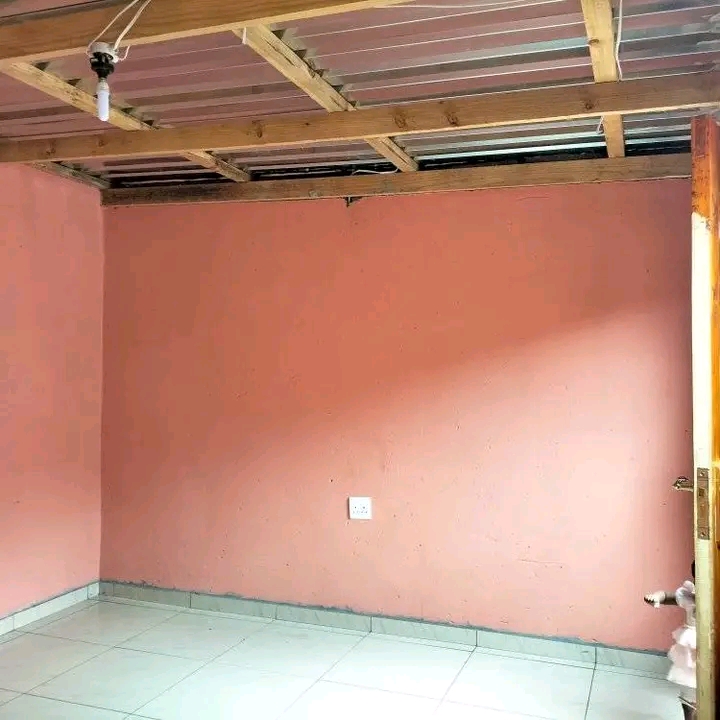 1500 garage to rent immediately zone 10 next   in Meadowlands