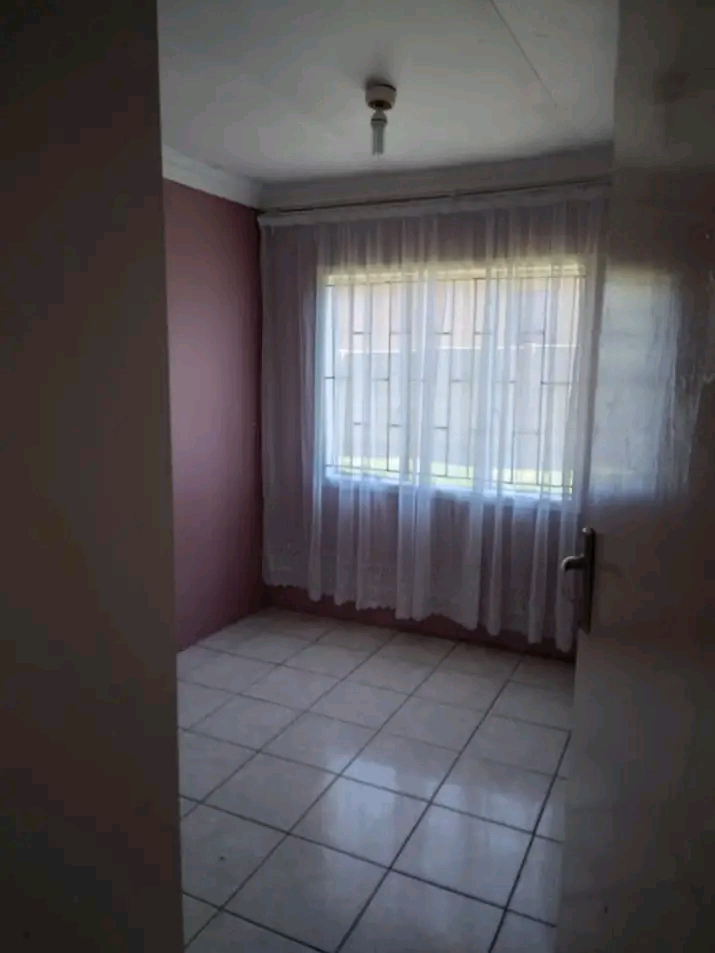 A 3 bedrooms house available right now for re  in Senaoane