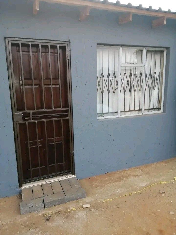 We have rooms available for rent in x1 basoth  in Vosloorus