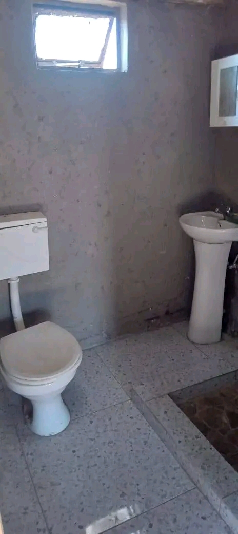 Four room rental available for 2500 plus 1000  in Tsietsi
