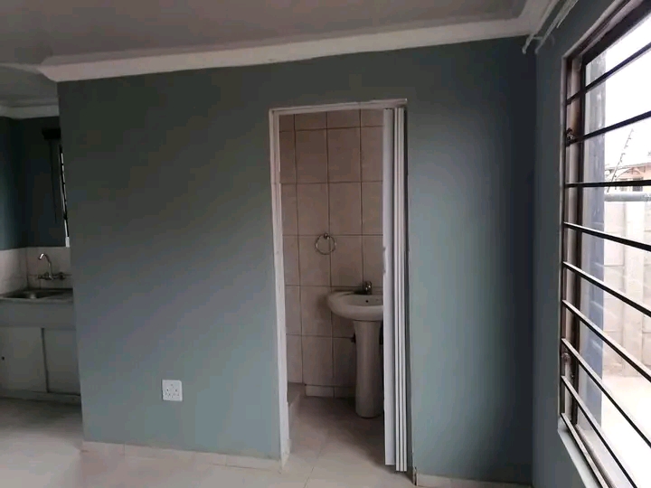 Ensuit room available for rental
location: 3  in Protea Glen