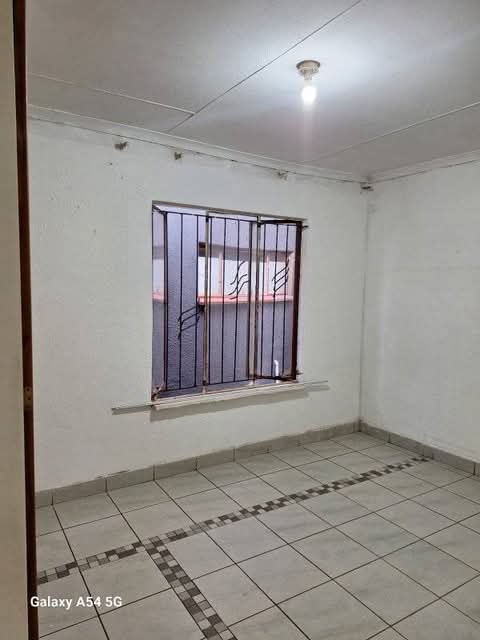 House available immediately at ext2
4500 dep  in Vosloorus