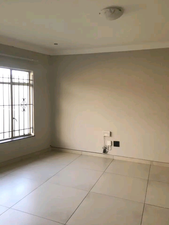 Beautiful modern 3 bed house for rent on a sh  in Elandspark