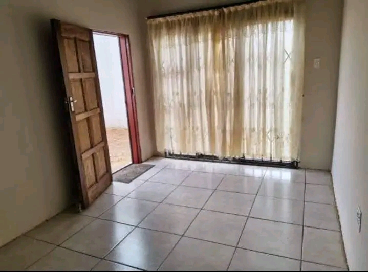 Garage available in 3rd avenue selborne for r  in Alexandra