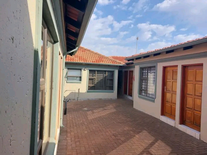 Neat room accommodation in close proximity to  in Vosloorus