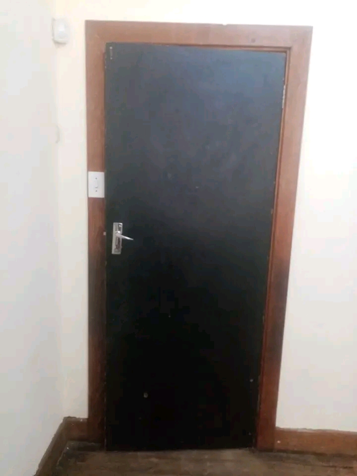 2 rooms for rent r2300 including electricity   in Rosettenville