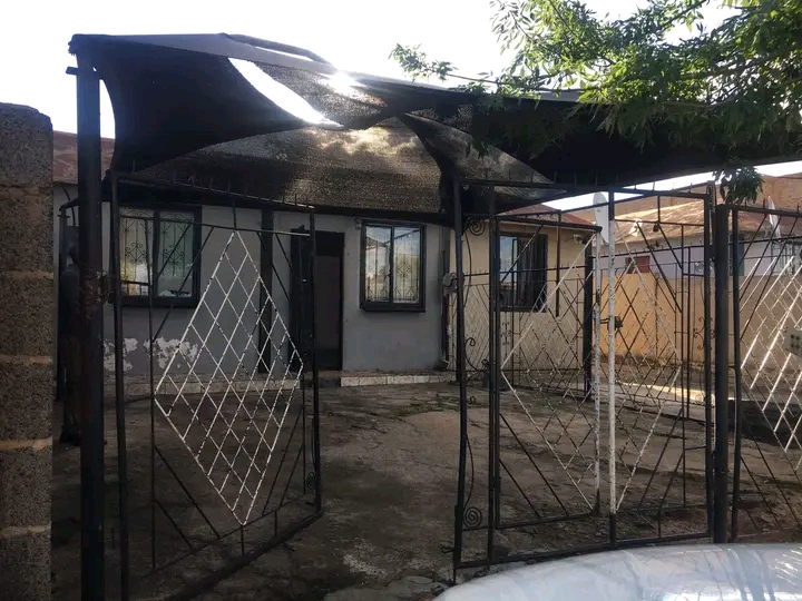 Rent r2500
deposit r2500
1 bedroom 
lounge  in White City Jabavu