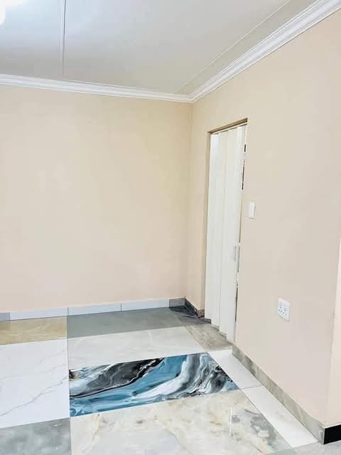 1 bachelor unit available
- fully fitted, ti  in Spruitview