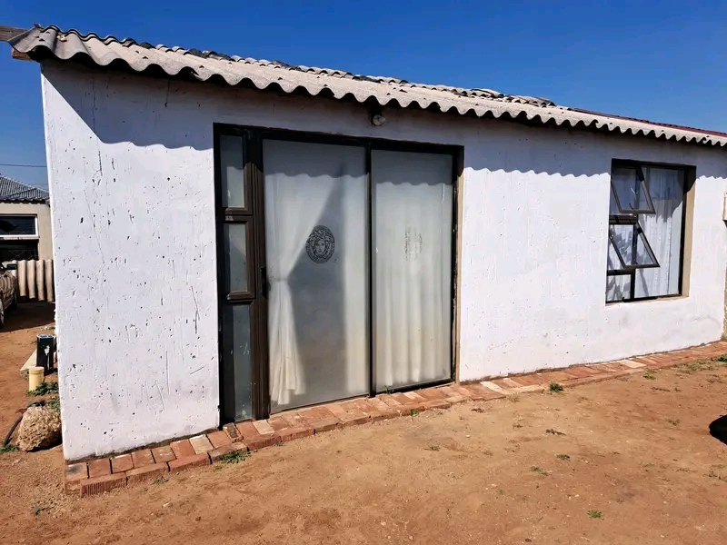 2 beds
main bed has built-ins and ensuite (s  in Zola