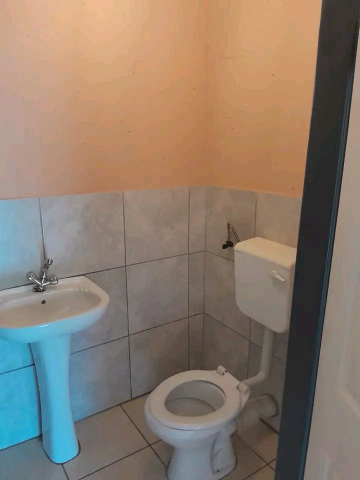 Very spacious open plan bachelor  available i  in Spruitview