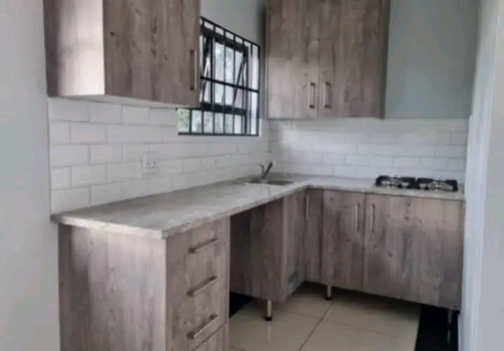 Cottage available in horizon view for r2500pm  in Roodepoort