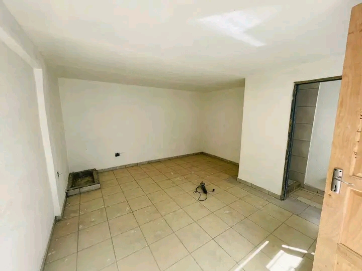 Open plan batchelor cottage with cupboard zin  in Kempton Park