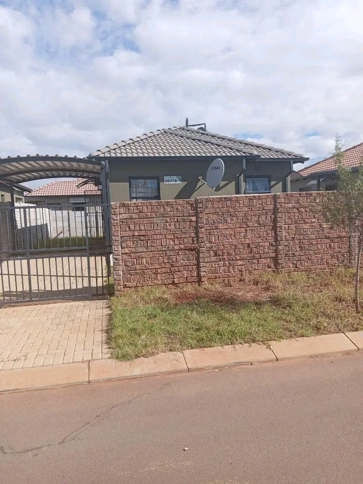 2 bedroom house to rent in ext 44
1.location  in Protea Glen