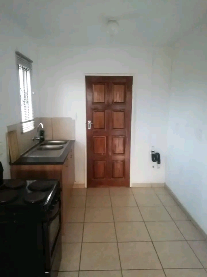 3 bedroom house available to rent. please con  in Windmill Park