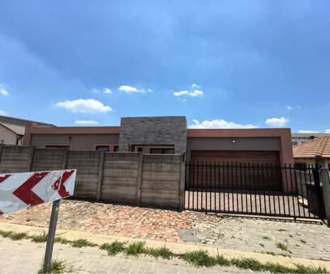 3 bedroom house for sale in ext 36 inside a b  in Olievenhoutbosch