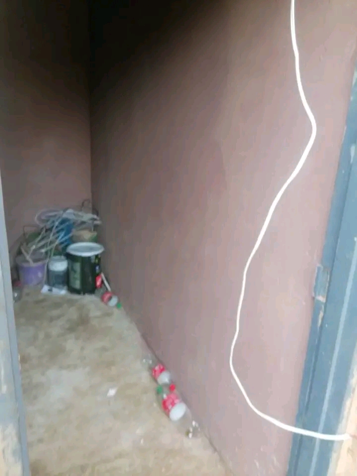 Empty room available close to thokoza library  in Thokoza