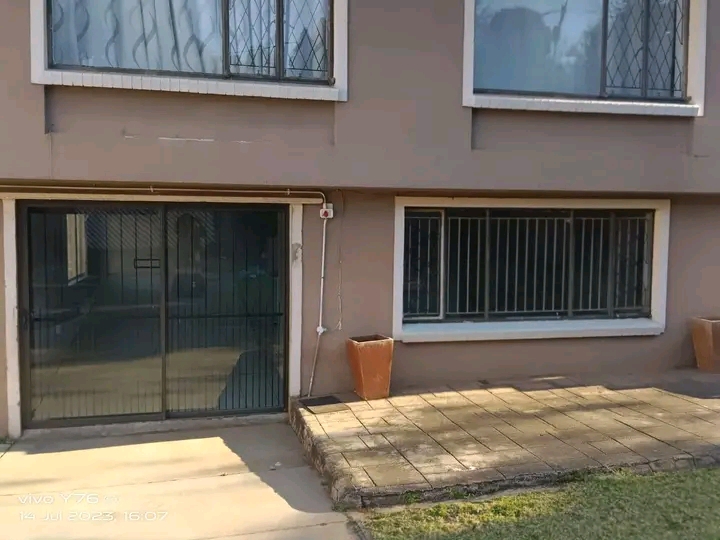 1 bedroom unit available.
water and electric  in Mondeor