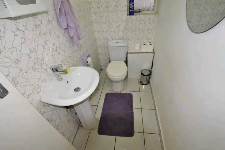 4 bedroom house
2 bathrooms
kitchen 
prepa  in Germiston