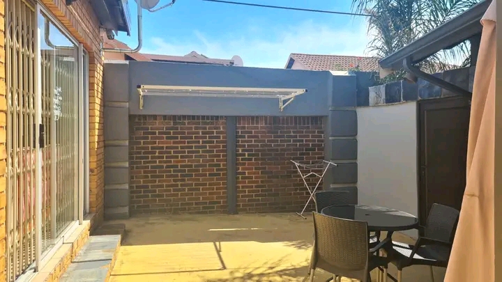 Rental - it’s a smart, upmarket fully furni  in Mondeor