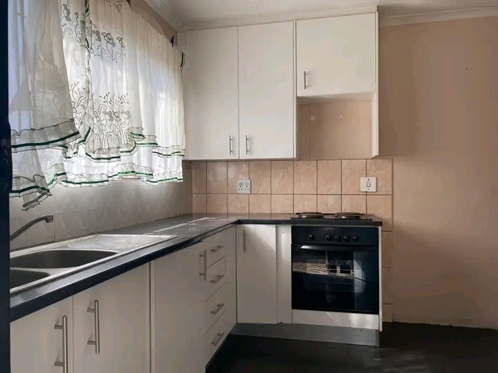 2 bedroom house available for rent, rent = r5  in Birch Acres