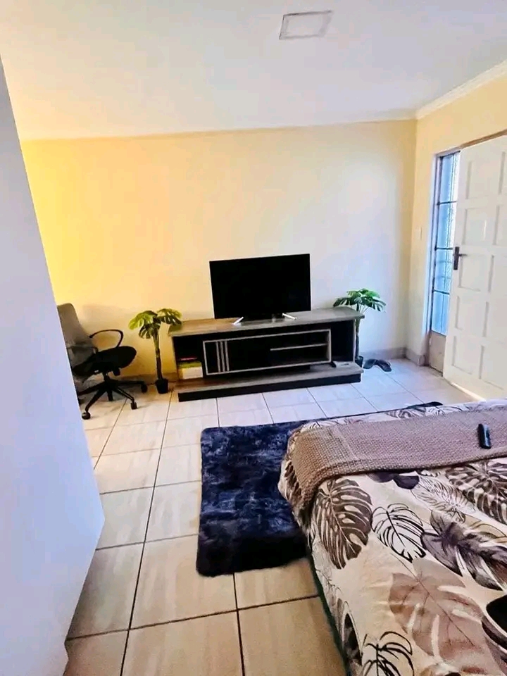 2x bachelor room available from the 1st of de  in Olievenhoutbosch