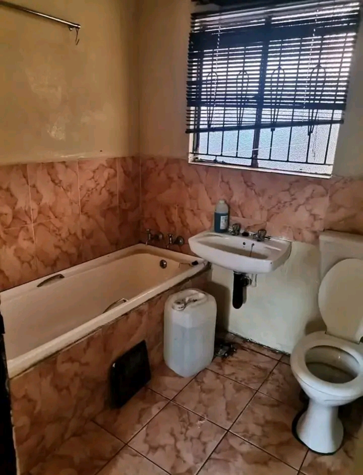 Mtambeka section 2 bedroom house to let
r385  in Tembisa