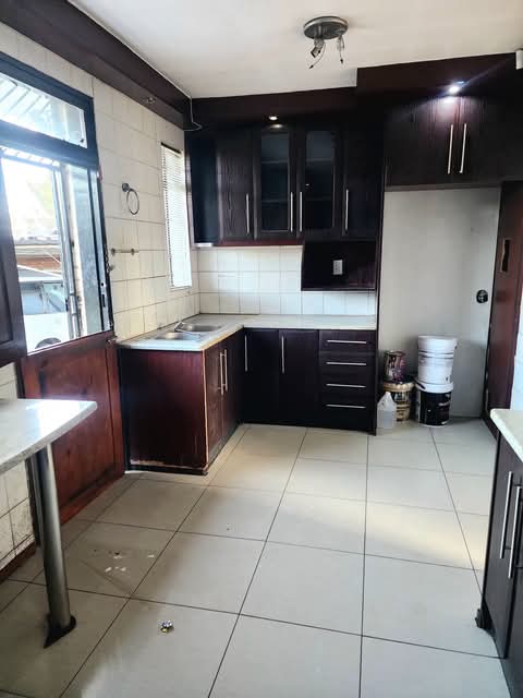 3 bedroom house to let preferably a family or  in Primrose east