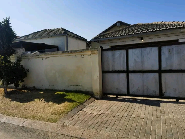 Room to rent in ext 8 for r2200, which includ  in Cosmo City