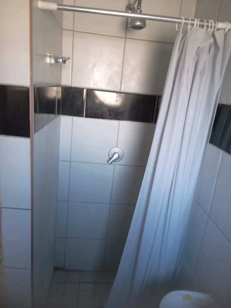 Beautiful bachelor available. available 1st o  in Leondale