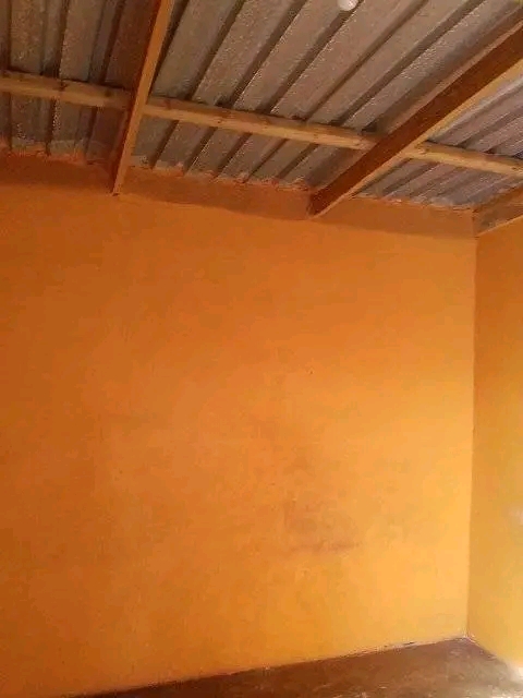 Garage size room available @hospital view sam  in Tembisa