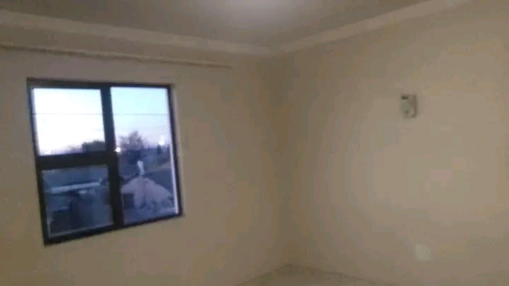 Room available the rent is r1400 per month ex  in Zola
