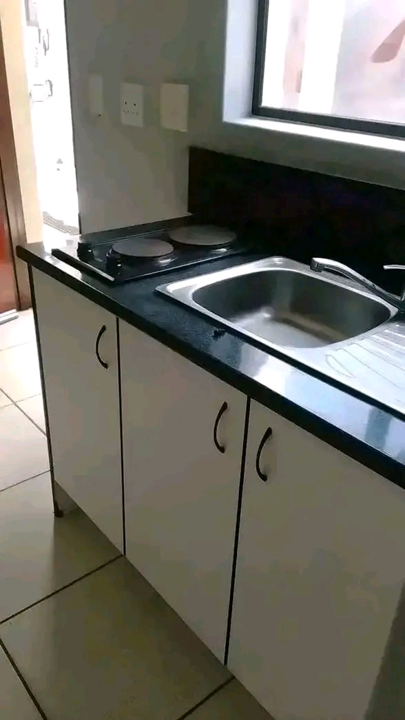 Fitted kitchen cupboard 
fitted stove
fitte  in Ivory Park