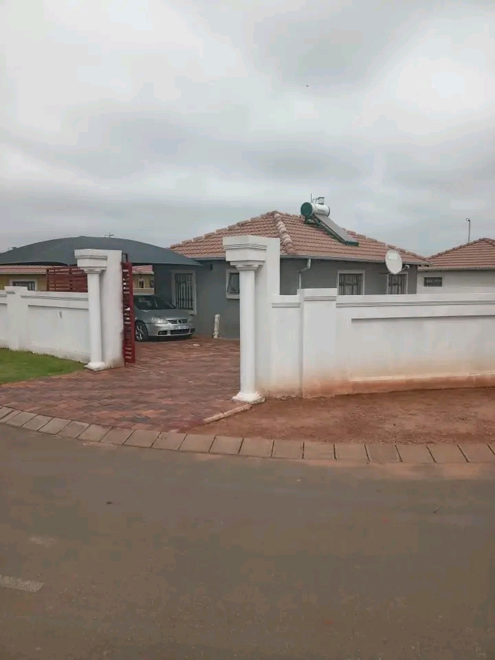 House available to rent 
r7000 deposit + r70  in Dawn Park