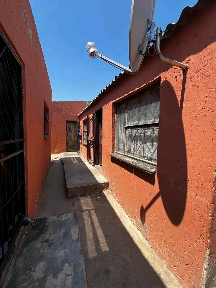 House for sale
this golden oldie 4 room hous  in Tembisa