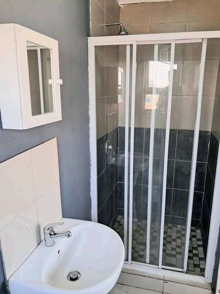 Bachelor ensuite ext 12 r2500 pm
deposit req  in Protea Glen