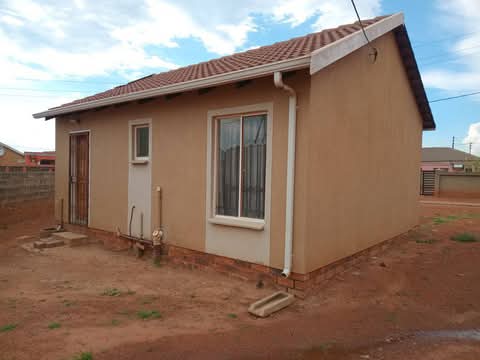 2 bedroom house
rent r3000
depositr3000 (ne  in Beverly Hills