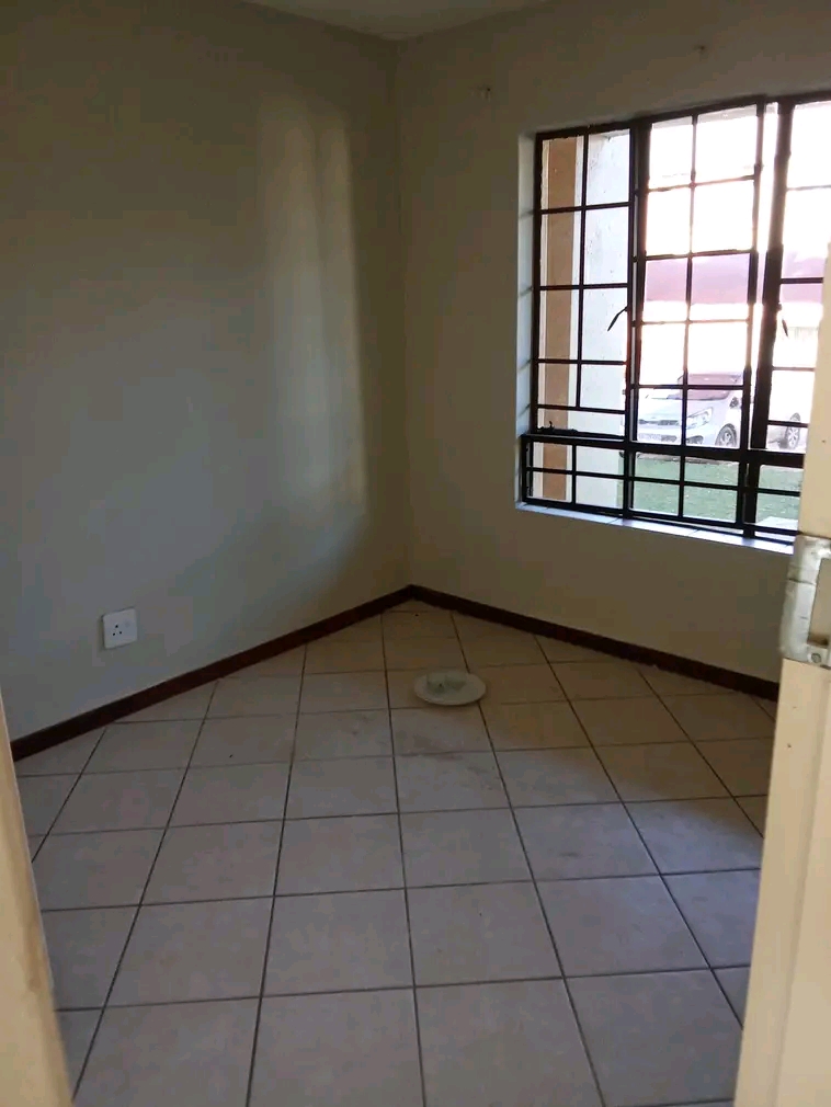 Newly renovated 2 bedroom in crescendo r7500   in Midrand