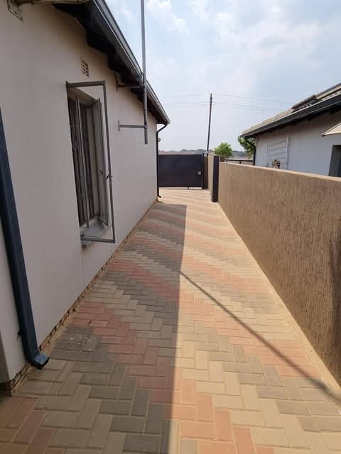 A well maintained 2 bedroom house with built-  in Clayville
